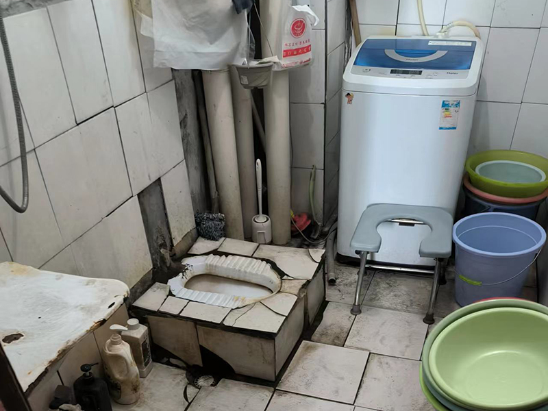  衛(wèi)生間翻新改造要點：蹲便改馬桶沒有地漏怎么辦(圖1)