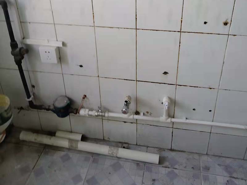 廚房衛(wèi)生間下水管?chē)?yán)重滲水怎么辦？家庭管道改造施工案例(圖4)