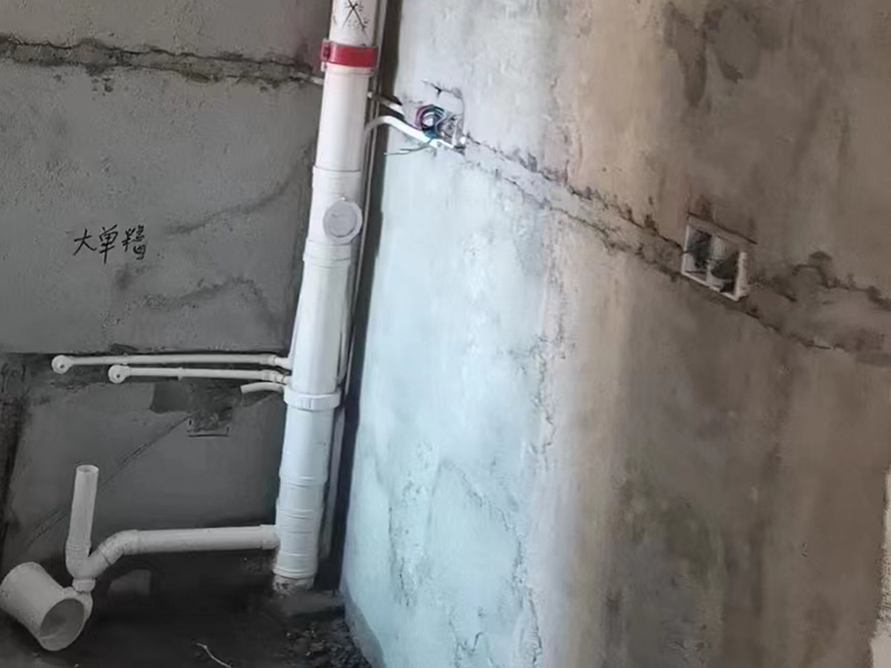 廚房衛(wèi)生間下水管?chē)?yán)重滲水怎么辦？家庭管道改造施工案例(圖2)
