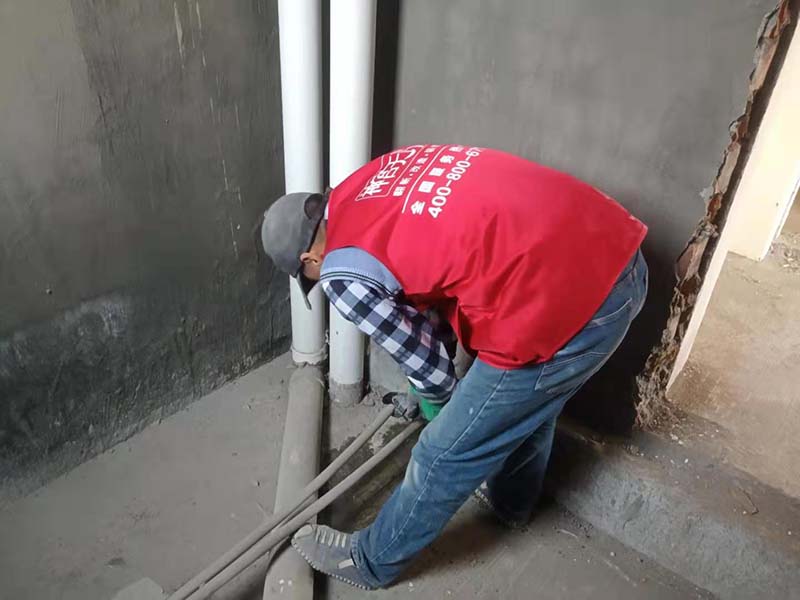 廚房衛(wèi)生間下水管?chē)?yán)重滲水怎么辦？家庭管道改造施工案例(圖3)