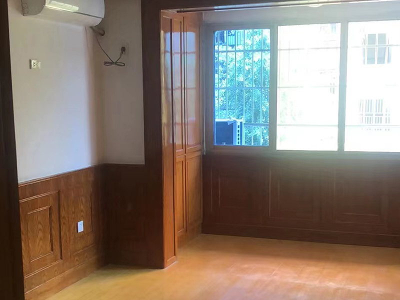 為響應(yīng)三胎政策，業(yè)主將28平主臥改成了三間兒童房(圖1)