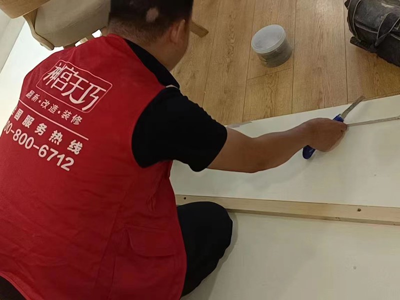 舊地板掉漆、劃痕、坑洼怎么辦？老房子地面簡(jiǎn)單翻新方法介紹(圖1)