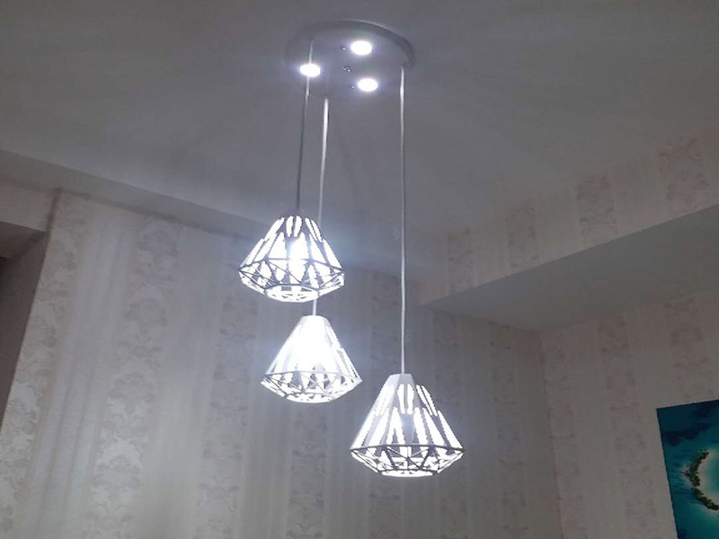 客廳裝修如何選購(gòu)燈具？客廳吊燈安裝在什么位置比較好？(圖2)