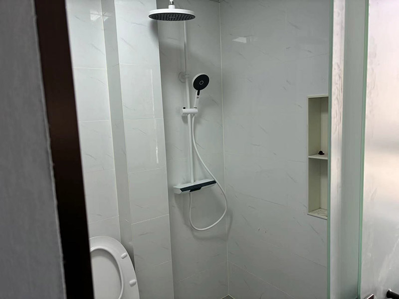 對于衛(wèi)生間裝修，應(yīng)該選擇哪種墻面處理材料？(圖1)